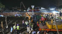 Dilansir AFP, Selasa (14/5/2024), sebuah ekskavator sedang menggali reruntuhan saat tim penyelamat tengah mencari korban selamat setelah papan petunjuk di sebuah pompa bensin di timur kota itu runtuh, sehingga menjebak puluhan orang di bawahnya.