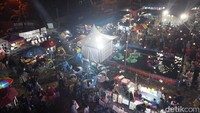 Pantauan detikJabar (13/05), sekitar pukul 19.00 WIB, pengunjung sudah terlihat memadati setiap sudut lapangan pasar malam.