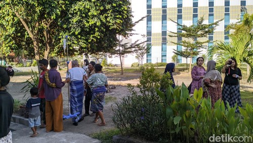 Pasien RSUD Tripat Gerung, Lombok Barat, berhamburan keluar ruangan sambil membawa infus saat gempa 5,5 Magnitudo, Selasa, (14/5/2024). (Ahmad Viqi/detikBali)