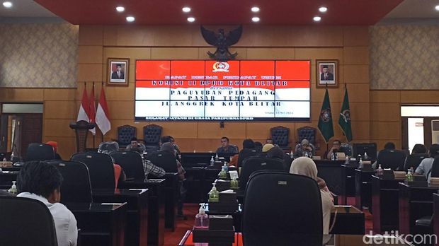 pedagang Pasar Tumpah Templek Kota Blitar mengadu kepada DPRD
