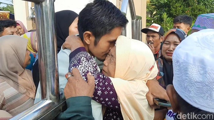 Pelepasan jemaah haji di Kabupaten Tasikmalaya, Selasa (14/5/2024).