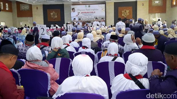 Pelepasan jemaah haji di Kabupaten Tasikmalaya, Selasa (14/5/2024).