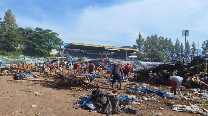 Pembersihan Pasar Relokasi Stadion Gelora Brantas