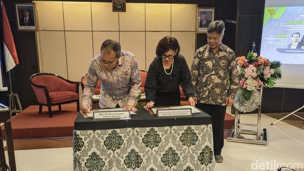 Penandatanganan MoU oleh Rektor Universitas Gadjah Mada Prof dr Ova Emilia M.Med., Ed., Sp.OG (K), Ph.D dan Wali Kota Makassar Moh Ramdhan 'Danny' Pomanto.