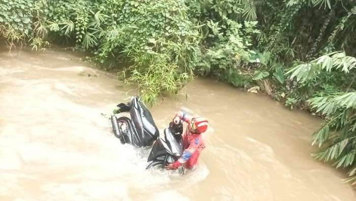 Heboh Pria Ceburkan Diri ke Sungai Cipakancilan Cilebut, Damkar Evakuasi