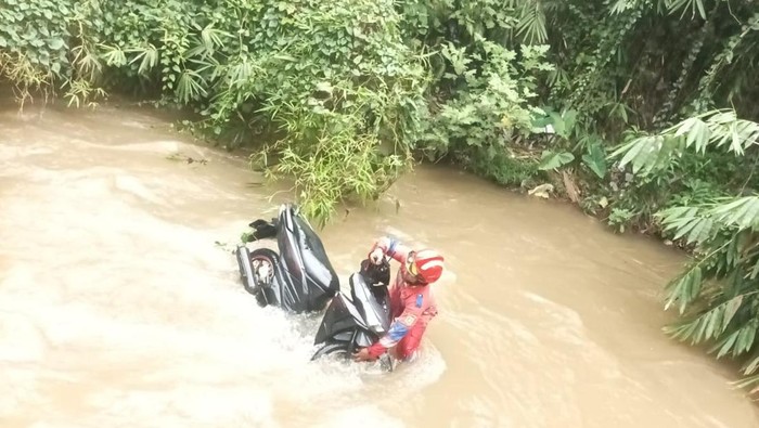 Upaya Dramatis SAR Evakuasi Pria yang Ceburkan Diri ke Sungai Cipakancilan