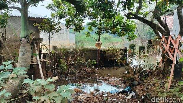 Penampakan bagian halaman dan gudang di depan rumah Ginting.