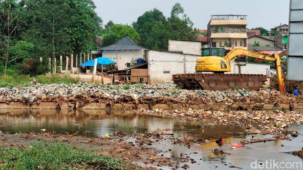 Penampakan dari samping rumah warga yang sempat terjebak di dalam saat banjir.