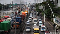 Macet parah tersebut mengular sepanjang 8 kilometer dari arah Cilincing menuju Yos Sudarso maupun arah sebaliknya.
