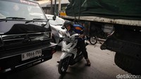 Namun, akibat kebakaran itu, gate (pintu masuk) kontainer mengalami kerusakan sehingga kontainer yang mau masuk ke NPCT 1 menumpuk di depan jalan hingga dua jalur.