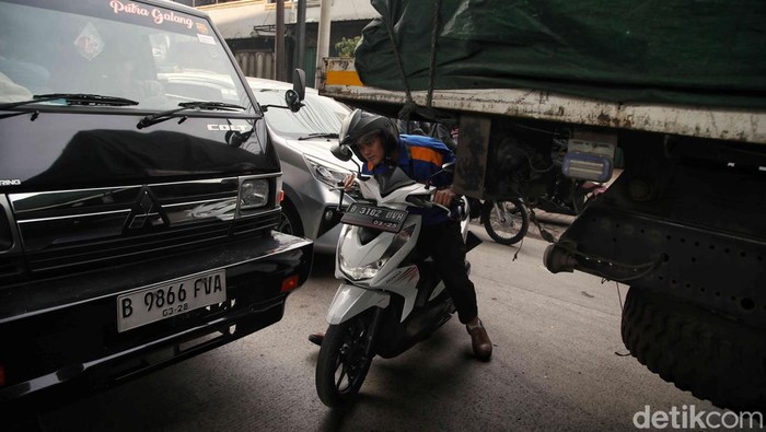 Ratusan kendaraan terjebak macet di kawasan Jalan Raya Cacing dan Jalan Yos Sudarso, Jakarta Utara, Selasa (14/05/2024).