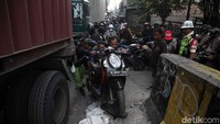 Bahkan macetnya juga hingga ke gang kecil.