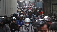 Dilaporkan kemacetan parah ini terjadi akibat kebakaran di New Priok Container Terminal One (NPCT 1).