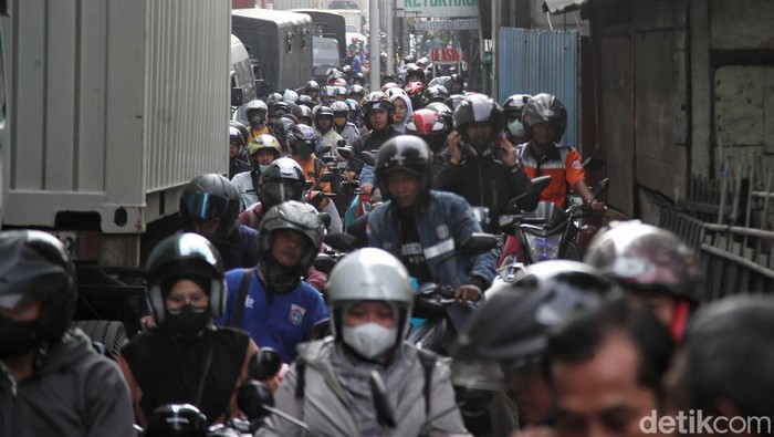 Ratusan kendaraan terjebak macet di kawasan Jalan Raya Cacing dan Jalan Yos Sudarso, Jakarta Utara, Selasa (14/05/2024).