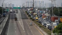 Menurut keterangan supir kontainer, kemacetan parah tersebut dikarenakan oleh adanya gangguan di pelabuhan Tanjung Priok sehingga menyebabkan mobil kontainer terkendala masuk.