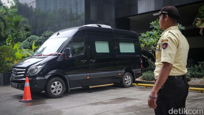 Penampakan Mobil Mercy Sprinter SYL yang Disita KPK Petugas keamanan KPK mengawasi mobil merek Mercedes Benz Sprinter di kawasan gedung Merah Putih KPK, Jakarta, Selasa (14/5/2024).