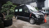Tim penyidik Komisi Pemberantasan Korupsi (KPK) menyita satu unit mobil merek Mercedes Benz Sprinter 315 CD warna hitam beserta satu kunci remote mobil terkait dengan penanganan kasus dugaan pencucian uang mantan Menteri Pertanian Syahrul Yasin Limpo (SYL).  