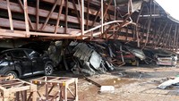 Sedikitnya dua belas orang tewas dan sekitar 60 lainnya luka-luka usai sebuah papan reklame raksasa runtuh di kota Mumbai, India.   