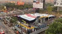 Polisi mengatakan, baliho berukuran 70 meter kali 50 meter itu jatuh menimpa rumah-rumah dan sebuah pom bensin.  