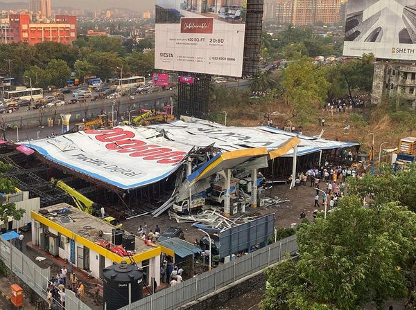 Penampakan Pom Bensin di India Tertimpa Papan Reklame