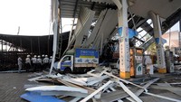 Penampakan pompa bensin yang rusak setelah tertimpa papan reklame yang roboh di Mumbai, India, Selasa (14/5/2024).  