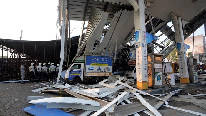 A view of damaged fuel station after a massive billboard fell during a rainstorm in Mumbai, India, May 14, 2024. REUTERS/Hemanshi Kamani