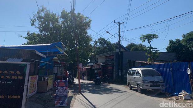 Penampakan tiang di badan jalan bikin banyak pengendara di Makassar celaka. Osmawanti Panggalo/detikSulsel