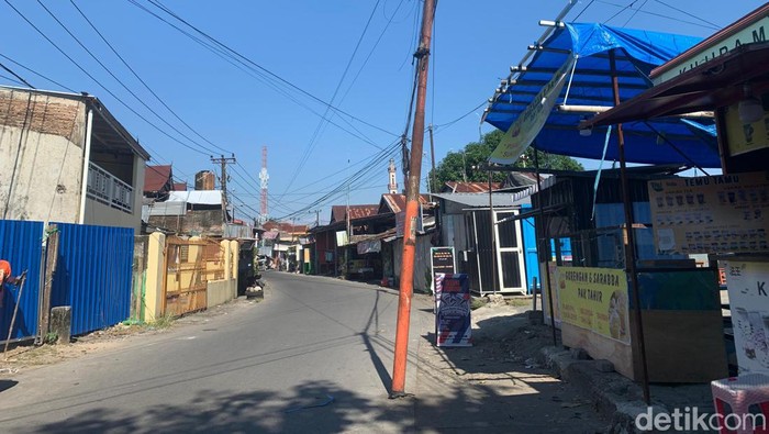 Penampakan tiang di badan jalan bikin banyak pengendara di Makassar celaka. Osmawanti Panggalo/detikSulsel