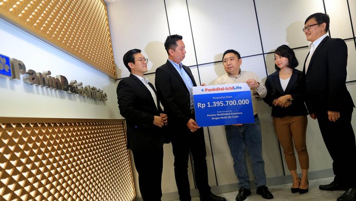 Panin Dai-ichi Life melakukan pembayaran klaim meninggal dunia sebesar Rp 1,3 miliar kepada ahli waris di Jakarta. Begini potretnya.

Pembayaran klaim ini sebagai komitmen perusahaan dalam memberikan perlindungan yang merupakan manfaat dari produk asuransi jiwa unggulan dari Panin Dai-ichi Life yaitu Premier Multilinked Assurance dan Multi Life Cover yang dijual melalui jalur keagenan.