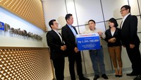 Penyerahan klaim dilakukan secara simbolis di kantor pusat Panin Dai-ichi Life oleh perwakilan dari Panin Dai-ichi Life, Iskandar Wijaya selaku Pjs. Chief Agency Officer yang didampingi oleh Andre Yoginata selaku Head of Marketing and Corporate Communications kepada perwakilan ahli waris yang didampingi oleh Erlih selaku Business Manager General Agency Visi Impian Pemenang dan Johan Sutanto selaku Head of Agency Sales Panin Dai-ichi Life. Penyerahan klaim dilakukan secara simbolis di kantor pusat Panin Dai-ichi Life oleh perwakilan dari Panin Dai-ichi Life, Iskandar Wijaya selaku Pjs. Chief Agency Officer yang didampingi oleh Andre Yoginata selaku Head of Marketing and Corporate Communications kepada perwakilan ahli waris yang didampingi oleh Erlih selaku Business Manager General Agency Visi Impian Pemenang dan Johan Sutanto selaku Head of Agency Sales Panin Dai-ichi Life.