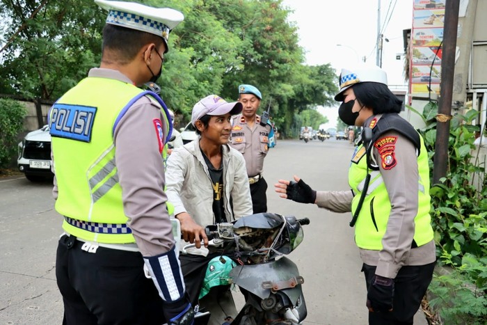 Penilangan pemotor lawan arus di Jl Gas Alam, Cimanggis, Kota Depok. (Dok Polres Metro Depok)