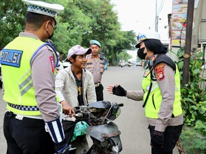 Polisi Tilang 4 Pemotor Lawan Arus di Jl Gas Alam Cimanggis