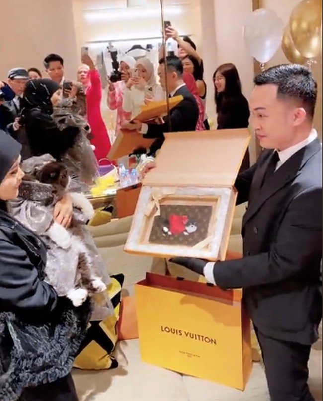 Banyak netizen yang mengkritik kemewahan untuk ulang tahun kucing peliharaan tersebut.  Foto: dok. Instagram @Haliza Maysuri