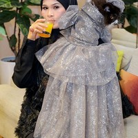 Haliza menggendong kucing yang mengenakan gaun berwarna abu-abu bertahtakan kristal Swarovski rancangan desainer ternama asal Malaysia, Rizalman Ibrahim. Foto: dok. Instagram @Haliza Maysuri