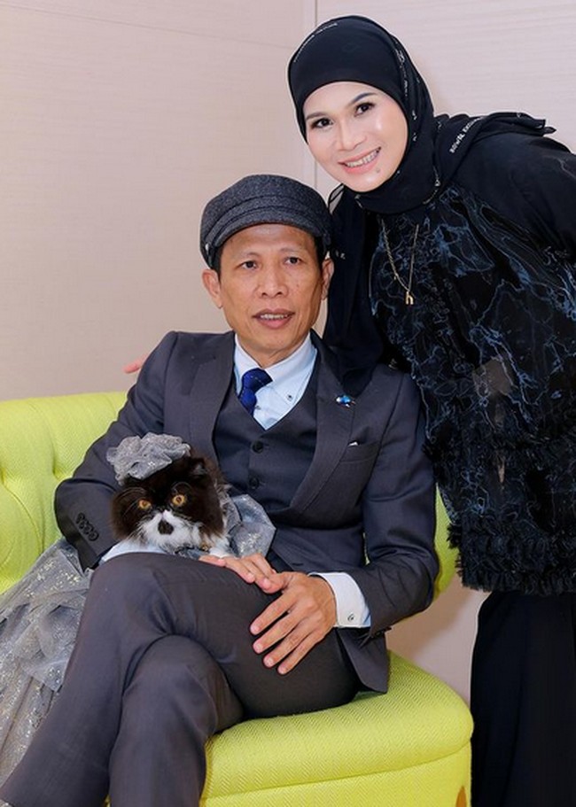 Haliza Maysuri dan suaminya Mohd Rosli Awang merayakan ulang tahun ketujuh kucingnya, Money di butik fashion mewah Louis Vuitton di Gardens Mall di Kuala Lumpur. Foto: dok. Instagram @Haliza Maysuri