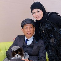 Haliza Maysuri dan suaminya Mohd Rosli Awang merayakan ulang tahun ketujuh kucingnya, Money di butik fashion mewah Louis Vuitton di Gardens Mall di Kuala Lumpur. Foto: dok. Instagram @Haliza Maysuri