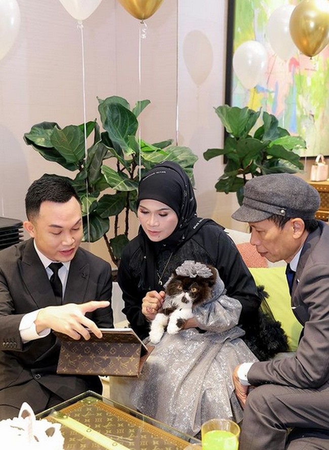 Pasangan tersebut juga memberikan sang kucing sebuah kalung LV dengan huruf M, diperkirakan berharga lebih dari RM3,000  atau Rp 10 juta dan kantong khusus yang dibuat dengan ilustrasi kucing. Foto: dok. Instagram @Haliza Maysuri
