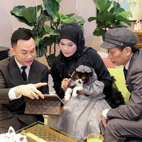 Pasangan tersebut juga memberikan sang kucing sebuah kalung LV dengan huruf M, diperkirakan berharga lebih dari RM3,000  atau Rp 10 juta dan kantong khusus yang dibuat dengan ilustrasi kucing. Foto: dok. Instagram @Haliza Maysuri