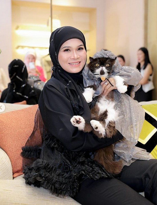 Alhamdulillah anak kita hari ini berumur tujuh tahun. Selamat ulang tahun Money... Mama, papa doakan semoga Money panjang umur, sehat dan cerdas, tulis Haliza dalam postingan di akun Instagramnya, seraya menambahkan bahwa pasangan tersebut menganggap Money sebagai anak bungsu mereka. Foto: dok. Instagram @Haliza Maysuri