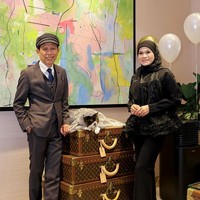 “Sementara semua mata tertuju pada Rafah, kalian orang-orang kaya sibuk merayakan ulang tahun kucing – tidak sensitif,” kata seorang netizen merujuk pada kota Gaza selatan yang terlibat dalam konflik Israel-Hamas yang sedang berlangsung. Kasihan kucing... Mengapa kamu tidak membelanjakan uang itu untuk orang miskinmu?!!... Kamu membuang-buang uangmu,” sindir netizen lain.  Foto: dok. Instagram @Haliza Maysuri