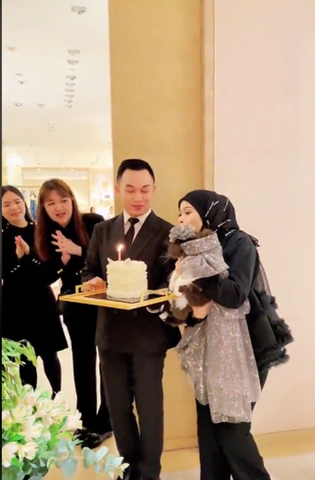 Dalam rangkaian foto dan video yang diposting di akun media sosial Haliza, terlihat seorang staf LV membawakan kue ulang tahun sementara yang lain menyanyikan lagu ulang tahun. Foto: dok. Instagram @Haliza Maysuri