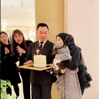 Dalam rangkaian foto dan video yang diposting di akun media sosial Haliza, terlihat seorang staf LV membawakan kue ulang tahun sementara yang lain menyanyikan lagu ulang tahun. Foto: dok. Instagram @Haliza Maysuri