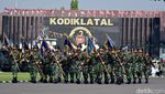 Momen Parade Upacara Militer Peringatan Hardikal Ke-78 di Surabaya