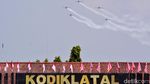 Momen Parade Upacara Militer Peringatan Hardikal Ke-78 di Surabaya