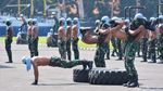 Momen Parade Upacara Militer Peringatan Hardikal Ke-78 di Surabaya