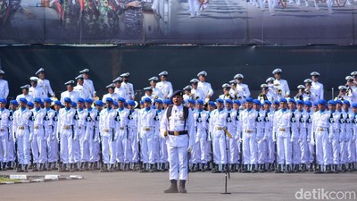 Momen Parade Upacara Militer Peringatan Hardikal Ke-78 di Surabaya