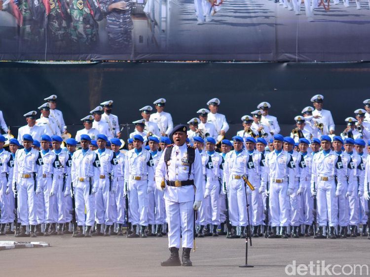 Momen Parade Upacara Militer Peringatan Hardikal Ke-78 di Surabaya