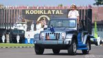 Momen Parade Upacara Militer Peringatan Hardikal Ke-78 di Surabaya