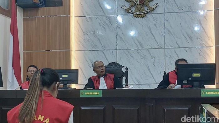 Persidangan kasus dugaan penggelapan yang menimpa seorang ibu di Bandung.