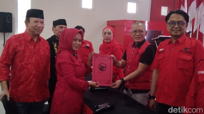 Istri mantan Bupati Banyumas, Erna Sulistyawati didampingi suaminya mengembalikan berkas formulir pendaftaran bakal calon bupati ke kantor PDIP Banyumas, Senin (14/5/2024).
